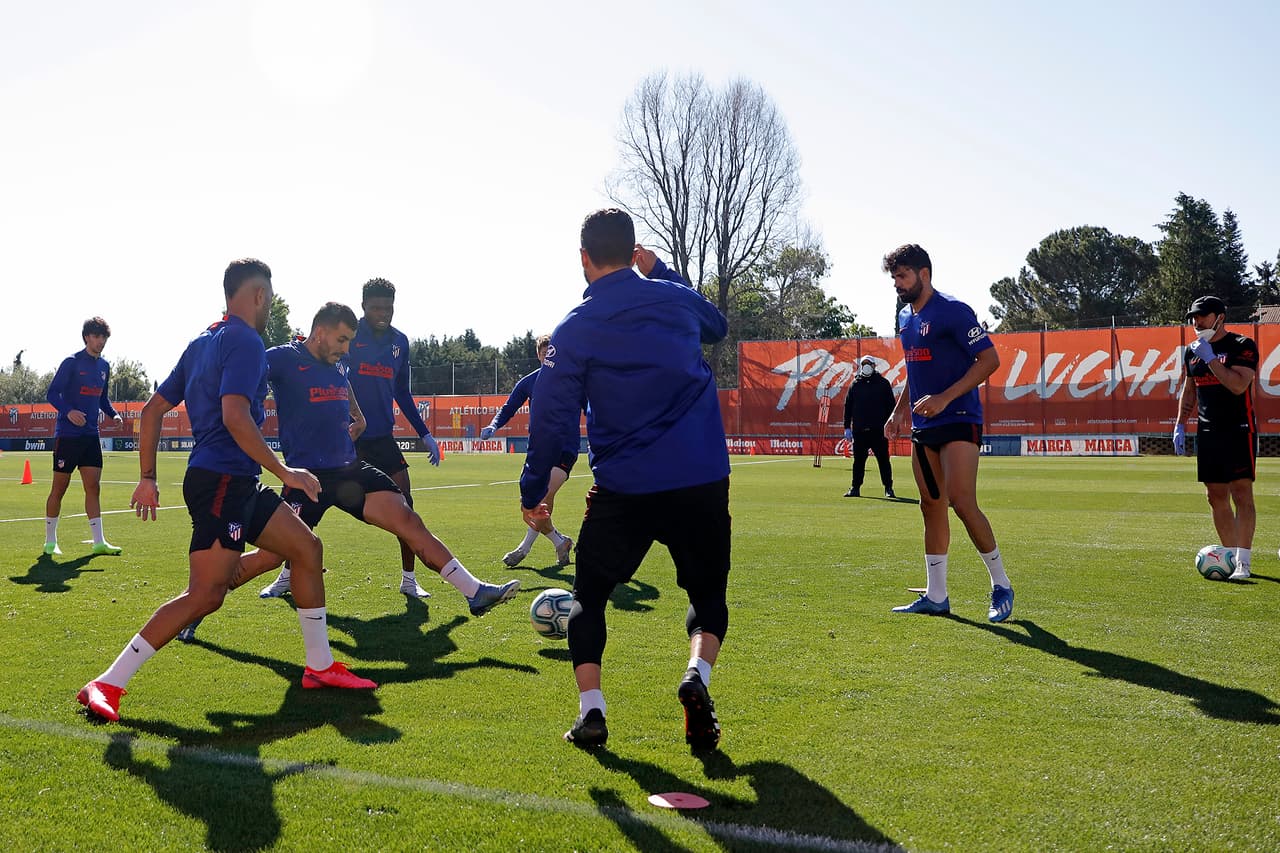 Los jugadores del Atletico Madrid no respetaron las restricciones de entrenar en grupos pequeños, pues aquí pareciera que no existe ningún riesgo de contagio.
