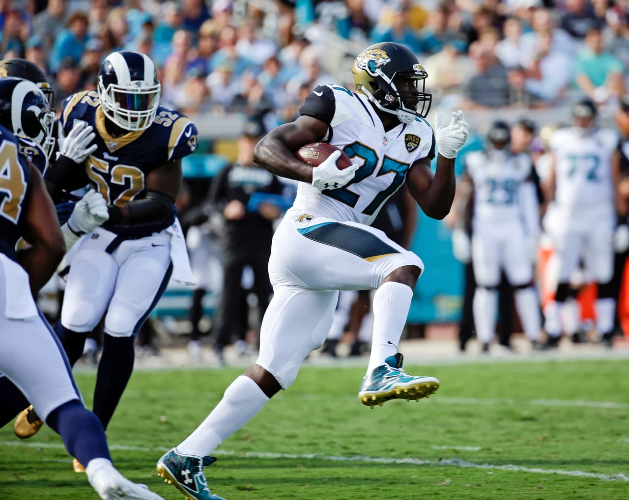Durante la era de Bill Belichick, ningún novato corrió ni siquiera 60 yardas en un partido de playoffs contra New England, pero ahora enfrentará al corredor de los Jacksonville Jaguars, Leonard Fournette, quien está empatado en el segundo lugar como yardas por tierra en la NFL esta temporada.
