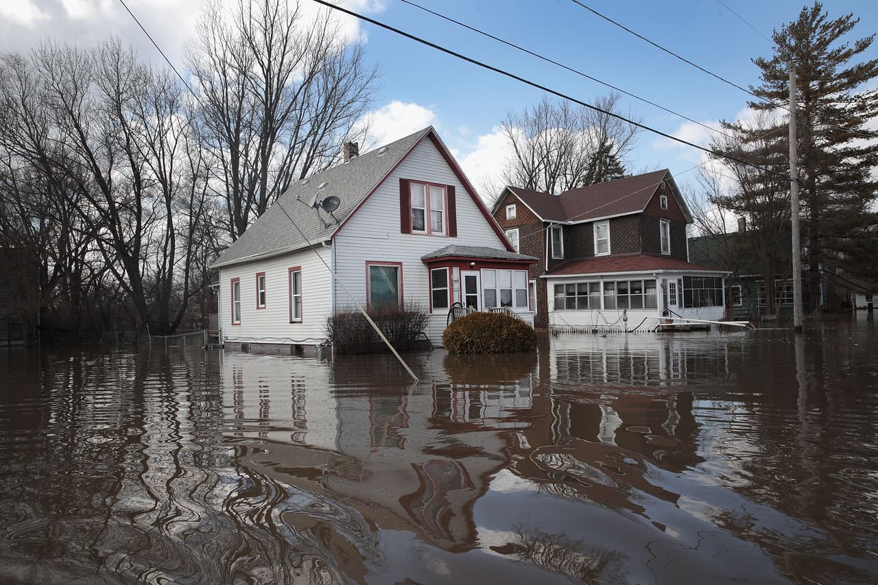 Los residentes en el norte y el oeste de Illinois continúan lidiando con las inundaciones.