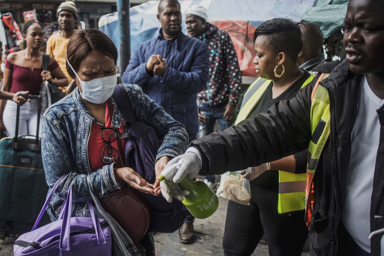 <b>Sudáfrica.</b> Se declaró un estado nacional de desastre y todos los viajeros que hayan ingresado de países de alto riesgo desde mediados de febrero deberán presentarse para examinarse. A los extranjeros que hayan visitado países de alto riesgo en los últimos 20 días se les negará el visado.