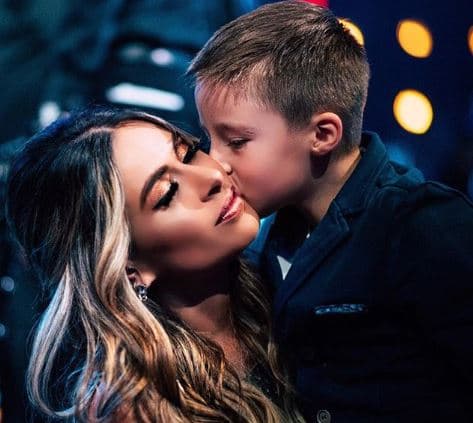 Debido a que es una de las figuras más queridas de la televisión, la tapatía no ha podido mantener a Mateo alejado de las cámaras del todo.