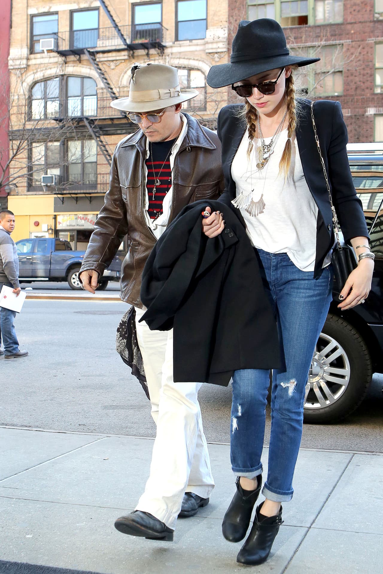 Si tus zapatos son negros y el bolso también, tu 'floppy' debe de ser del mismo color.