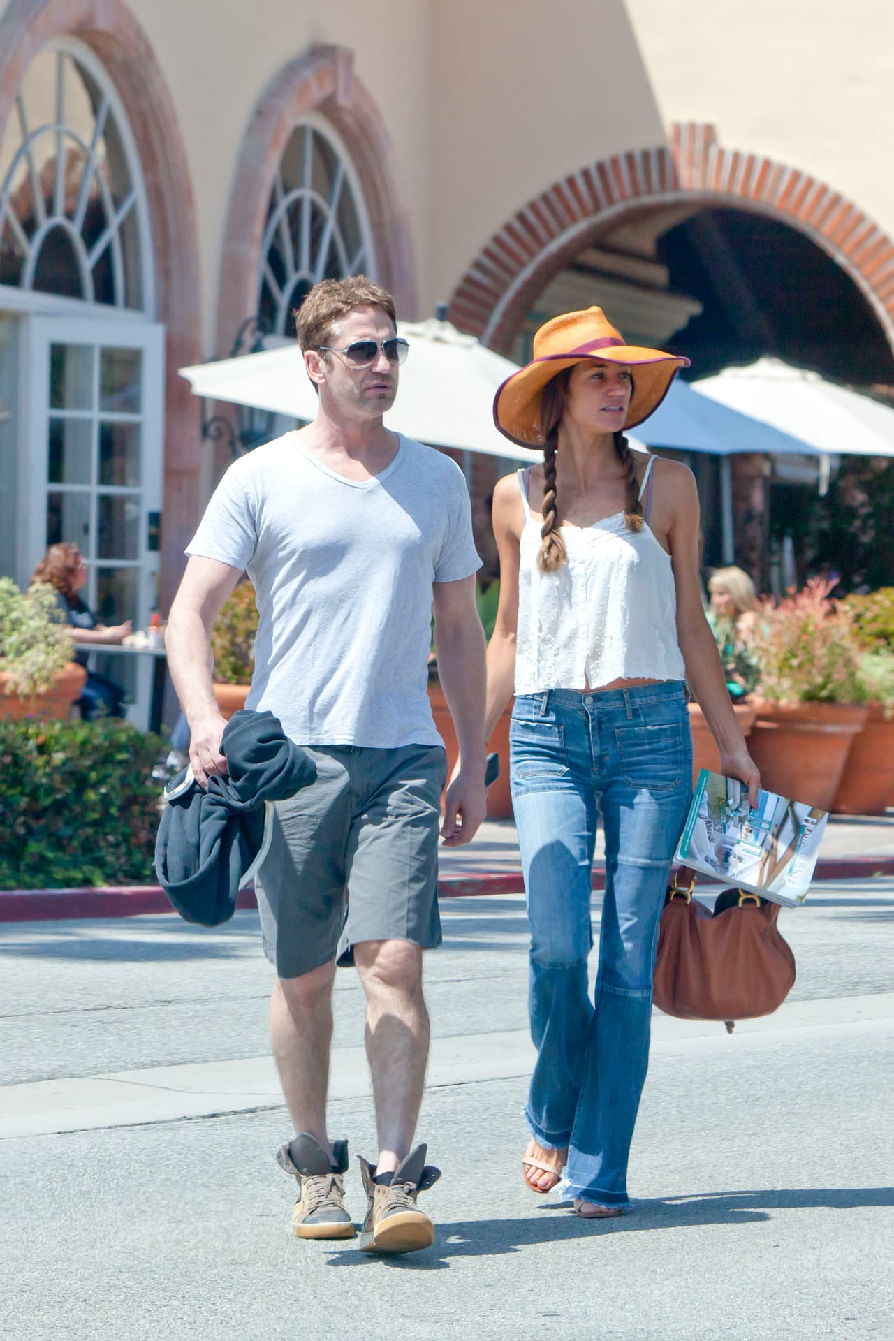 En los días calurosos puede ser tu gran aliado, este atuendo veraniego de trenzas y jeans es básico.