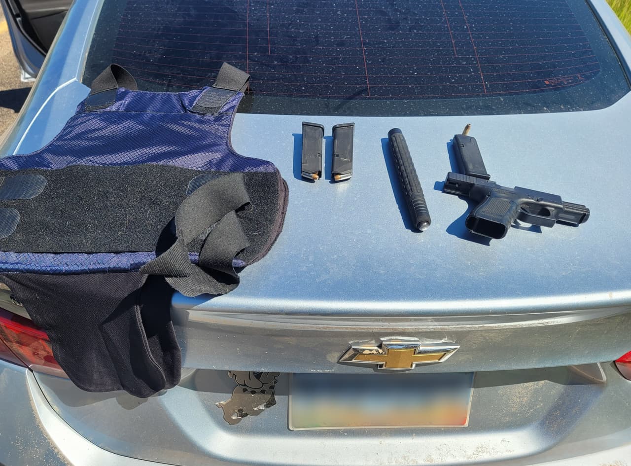 Un ciudadano estadounidense armado fue arrestado por traficar a cinco inmigrantes cerca de Sasabe.Los agentes de la estación de Tucson encontraron al conductor que vestía un chaleco antibalas junto con un bastón de acero y un arma de fuego completamente cargada. El hombre enfrenta cargos criminales.