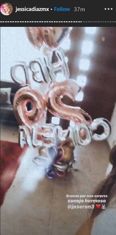 Además, Jessica Díaz mostró el 
<b>regalo de cumpleaños</b> que le envió Ron a su casa por la mañana: "Conejito te adoro, festejo contigo en la distancia, muchas gracias. Conejo haciéndose presente".
<br>
