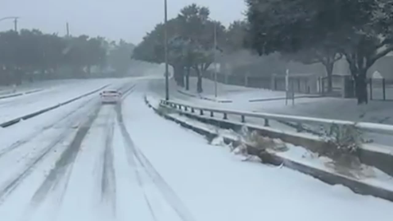 Bebé y niño pequeño son hallados acostados en una banqueta con temperaturas de 28F en Houston