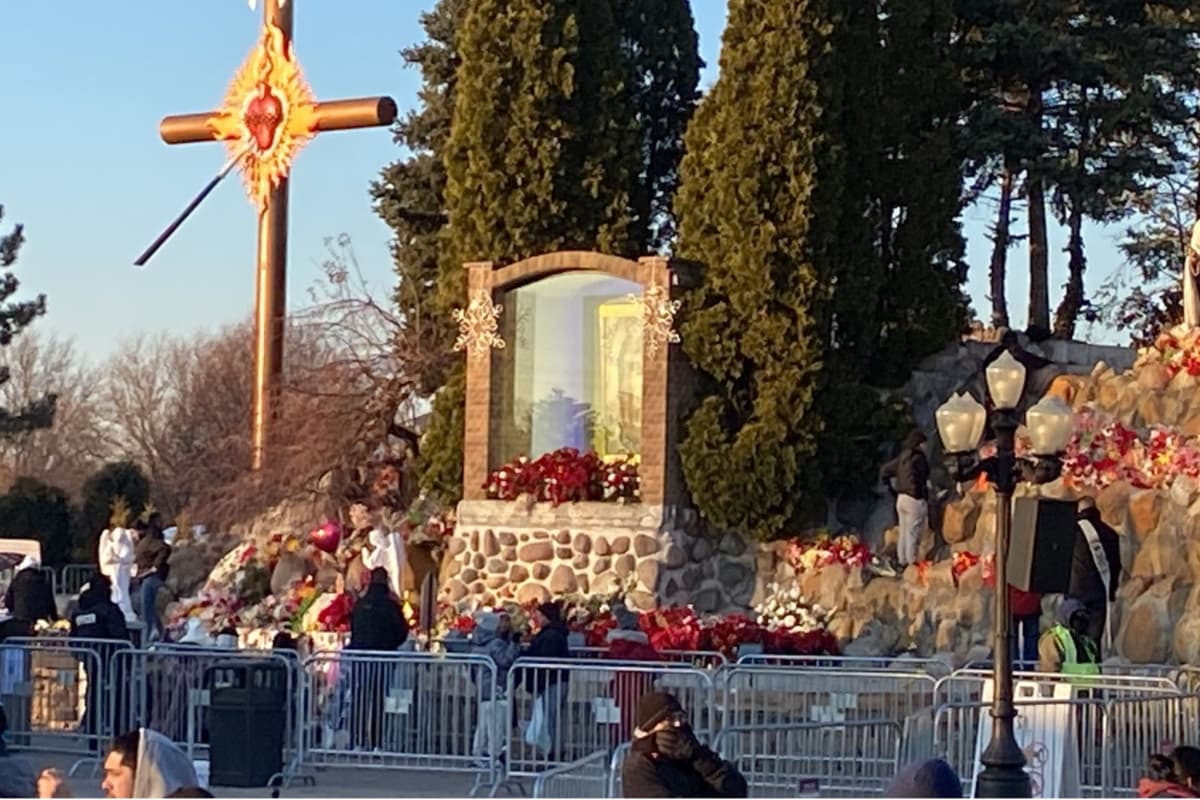 Así luce este 11 de diciembre la imagen de la Virgen de Guadalupe, rodeada de miles de flores en honor a su gran día que es el 12 de diciembre.