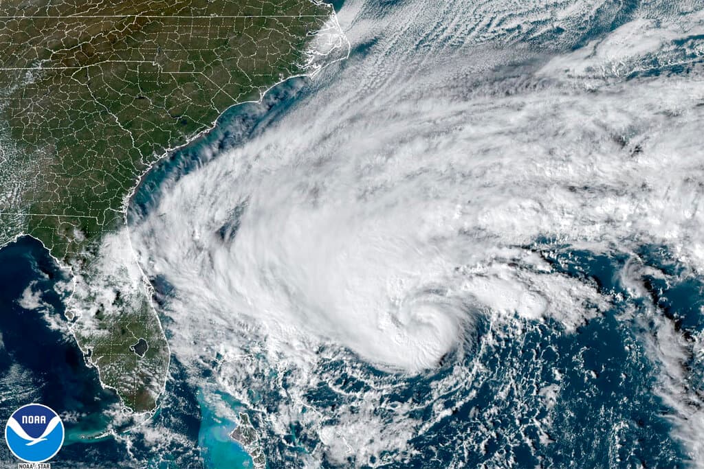 A las 2:00 a.m el fenómeno se situó a 25 millas de Cabo Cañaveral, donde se reportaron vientos sostenidos de 49 millas por horas y ráfagas de viento de 65 millas por hora.