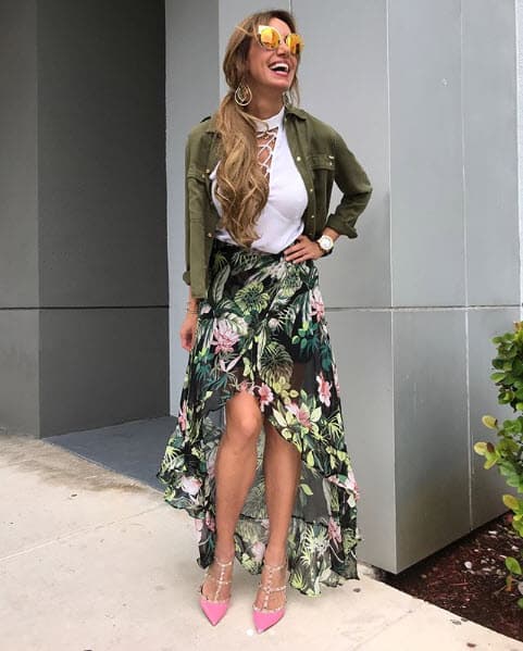 Pero también utiliza faldas largas, como en este atuendo que podría servir para ir a comer con las amigas.