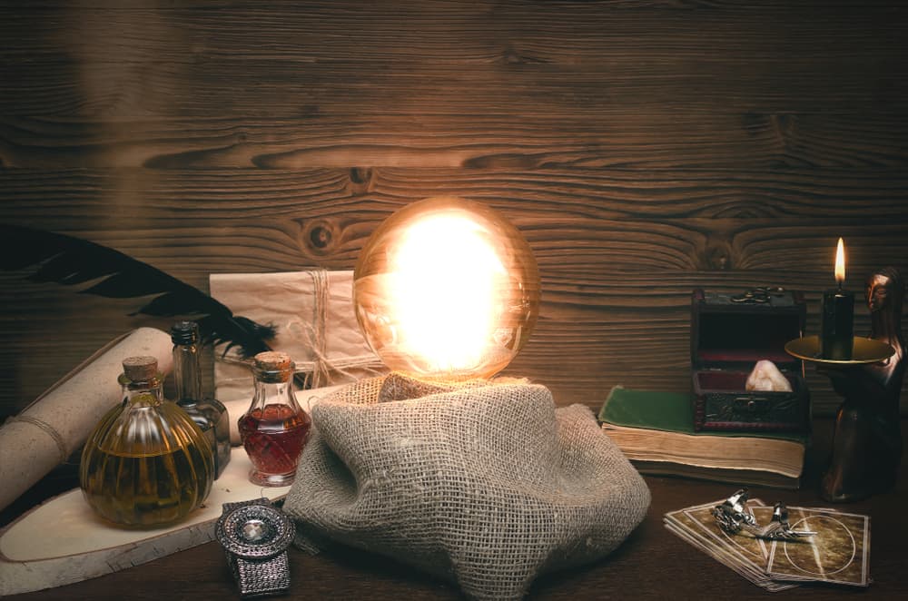 Entonces el oráculo era básicamente un intermediario entre la población y la deidad, y usaba ciertos poderes especiales para comunicarse con ellos. Estos podían ser 'leer' el fuego, mirar a los astros, usar unas cartas, runas, huesos, bola de cristal o simplemente con sus manos.