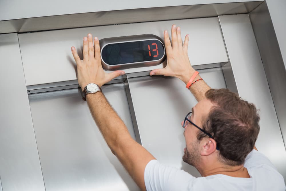 Muchos edificios públicos no tienen el 13 en sus ascensores, ni en los números de sus casas o apartamentos. Hay quien habla del fracaso de la misión del Apolo 13 debido a que fue lanzada a las 13:13 hs del 11 de abril de 1970 desde el complejo 39 (tres veces trece). En fin coincidencias que la imaginación popular refuerza con una idea antigua, una superstición que viene desde mucho antes de la Edad Media y la era cristiana.