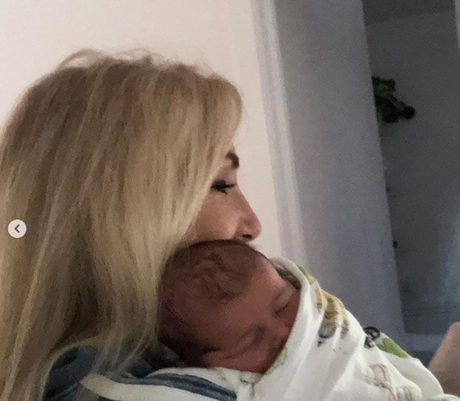 "
<b>Bo Thompson Jenner y Sam Stoker Jenner</b>, ¡ya se acurrucan con su 'La La' casi todos los días!", agregó.
<br>