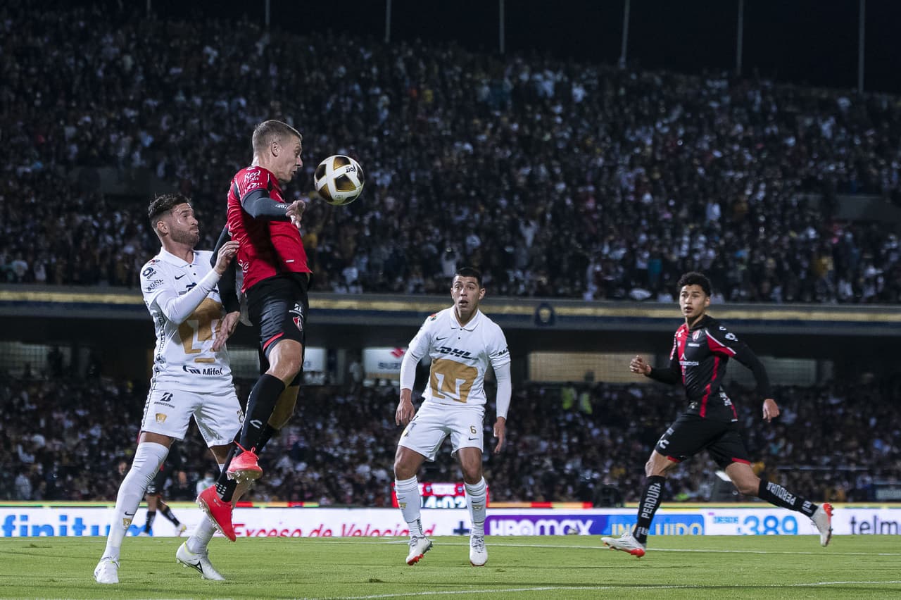 Con un cañonazo de Julio Furch en el primer tiempo, Atlas logra vencer de visita a los Pumas 0-1 y tomán una muy cómoda ventaja en las semifinales del futbol mexicano.