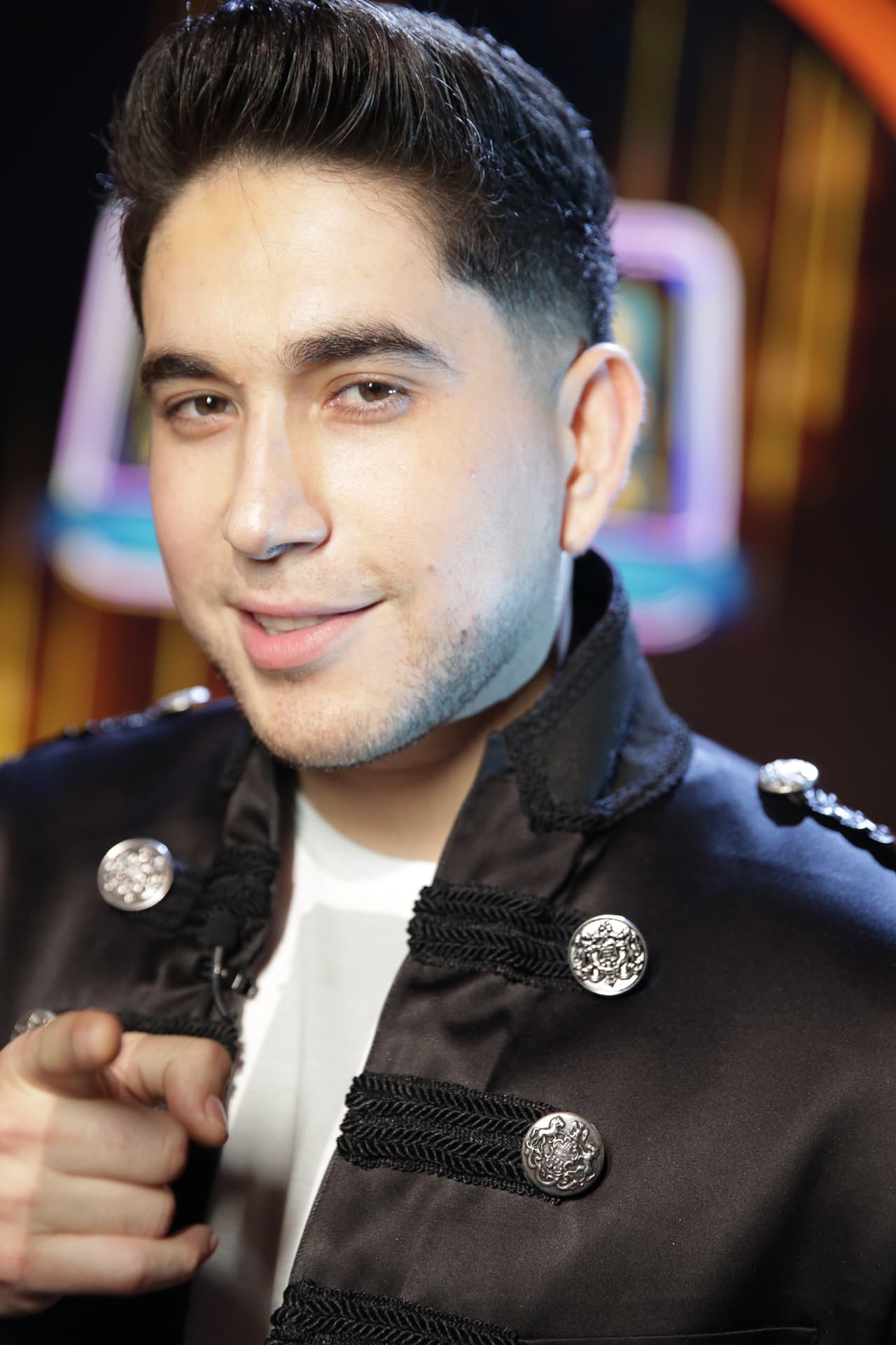 A ellos 
<b><a href="https://www.univision.com/shows/mira-quien-baila/el-bebeto-y-adriel-favela-arman-la-fiesta-en-la-pista-y-las-jueces-fueron-las-mas-sorprendidas-video" target="_blank">les tocó bailar el género regional mexicano</a></b> (también conocido como quebradita).