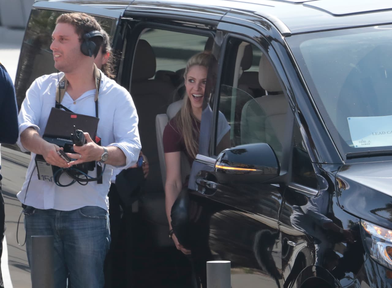 Shakira, con pantalones de cuero en la primera de Barcelona, y una gorra que dice "I love Barcelona".