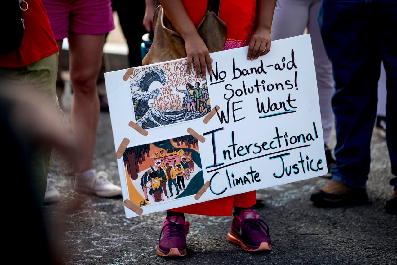 “No a las soluciones curitas, queremos justicia climática”, otro de los carteles en el centro de la capital. "Nos están fallando a los jóvenes, pero los jóvenes están entendiendo la magnitud de su traición. (...) Las nuevas generaciones están pendientes de ustedes y si nos fallan nunca se lo perdonaremos", concluyó Thunberg en su intervención en la ONU.