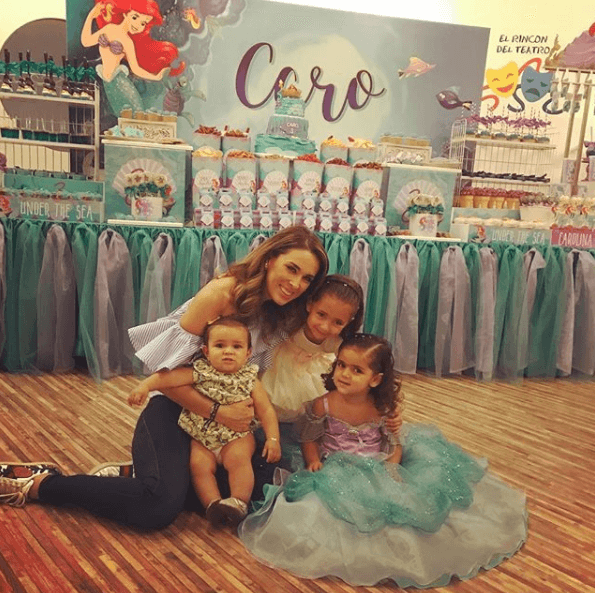 La fiesta fue temática y estuvo basada en 'Ariel', una de las princesas de Disney. Junto a la instantánea, la actriz escribió: "¡Un día inolvidable para mi Carito! Gracias Disney México".