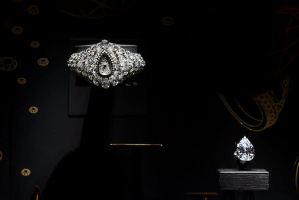 El reloj esta cubierto por diamantes y tiene un precio de 40 millones de dólares
