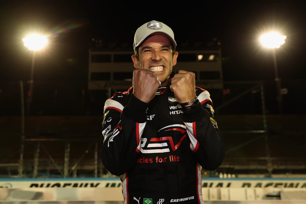 El piloto brasileño Helio Castroneves fue acusado de evadir 2,3 millones de dólares en impuestos, pero fue exonerado en 2009.