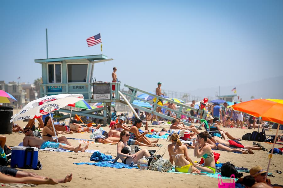 Llegó el 56° abierto de voleibol de playa a Manhattan Beach ofreciendo cuatro días de mucho deporte, actividades familiares, noche de cine, juegos interactivos y por primera vez un experiencia VIP Skybox para los fanáticos de este deporte.