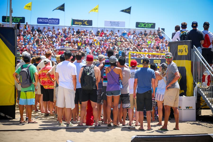 Llegó el 56° abierto de voleibol de playa a Manhattan Beach ofreciendo cuatro días de mucho deporte, actividades familiares, noche de cine, juegos interactivos y por primera vez un experiencia VIP Skybox para los fanáticos de este deporte.