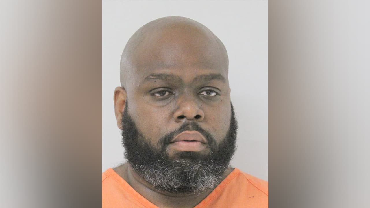 Delwin Leslie Jones es sospechoso de abuso sexual contra un menor.