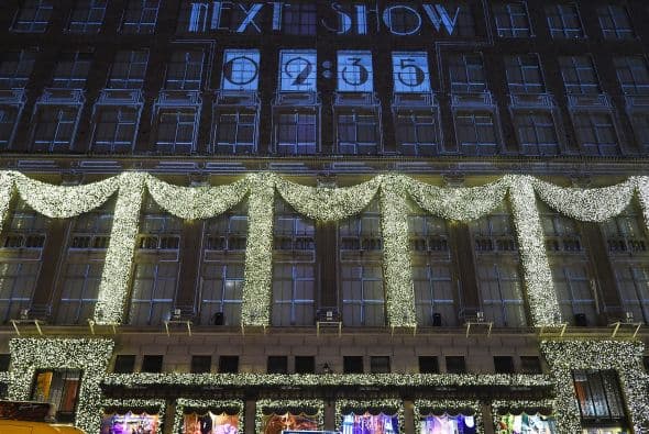 Las vitrinas navideñas de Saks FithAvenue están listas para ser admiradas por millones de visitantes. Con atuendos y accesorios lujosos que suman miles de dólares, las vitrinas se han convertido en un ícono de Nueva York. Mark Briggs, Jefe de Marketing y creativo para Saks Fifth Avenue, dijo en un comunicado que este año se han incorporado elementos nuevos , por lo que es una experiencia como ninguna otra ... una experiencia para recordar."