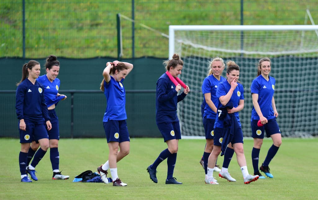 La Selección femenil de Escocia cerró su preparación para participar en su primera aventura en una Copa Mundial Femenina cuando el domingo próximo hagan su presentación en una competencia de esta envergadura ante, ni más ni menos que, Inglaterra, una nación con una gran rivalidad en el campo de fútbol sin importar la rama o la categoría. En medio de la última práctica antes de viajar a Francia algunas jugadoras participaron en una interesante sesión fotográfica.