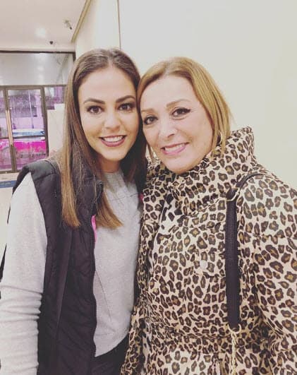 En esta serie, Adriana interpreta a la hija mayor de Silvia Pinal, es decir, a Sylvia Pasquel.