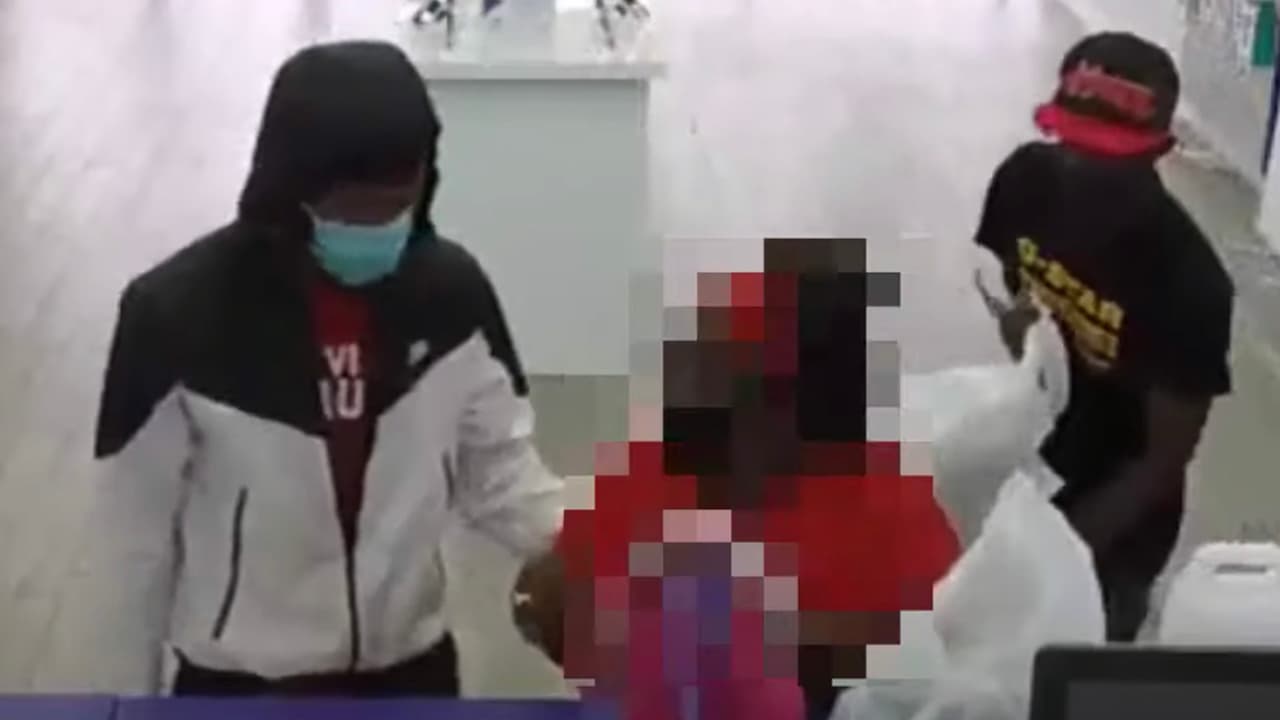 El miércoles 1 de septiembre a las 2:45 pm, dos hombres ingresaron a una tienda de teléfonos celulares, en la cuadra 
<a href="https://www.google.com/maps/place/5700+Chimney+Rock+Rd,+Houston,+TX+77081/@29.7199902,-95.4789881,17z/data=!3m1!4b1!4m5!3m4!1s0x8640c180667334bf:0x8b01df55f99de674!8m2!3d29.7199902!4d-95.4767941?hl=en" target="_blank">5700 de Chimney Rock,</a> fingiendo ser clientes. Uno de ellos sacó una pistola y se robaron teléfonos y dinero y luego huyeron del lugar. Si los reconoce denúncielos a 
<a href="https://www.p3tips.com/TipForm.aspx?ID=610&C=&T=&H=&X=&Language=Spanish&#googtrans(en%7Ces)" target="_blank">Crime Stoppers</a> al 713-222-8477.