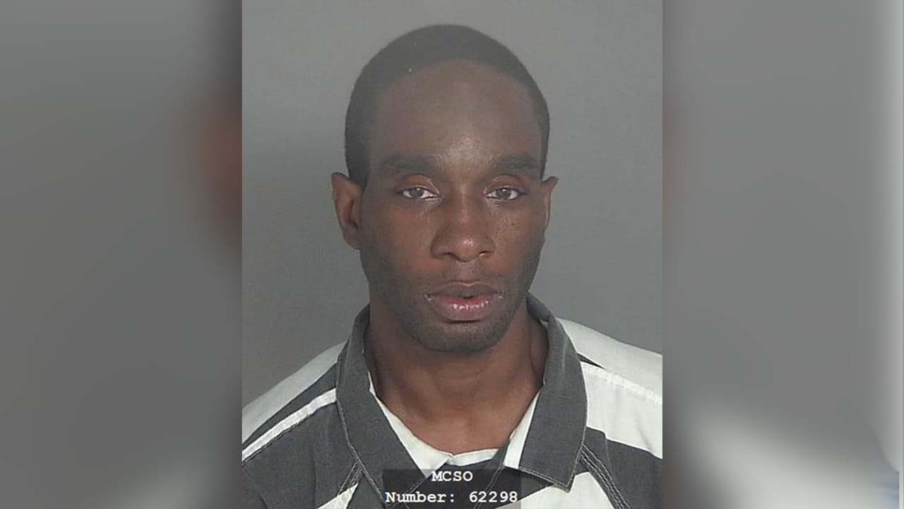 Jonathan Dean Smith, hombre afroamericano de 39 años. Acusado de asalto sexual a un menor de edad. Última ubicación conocida: Conroe, Texas.