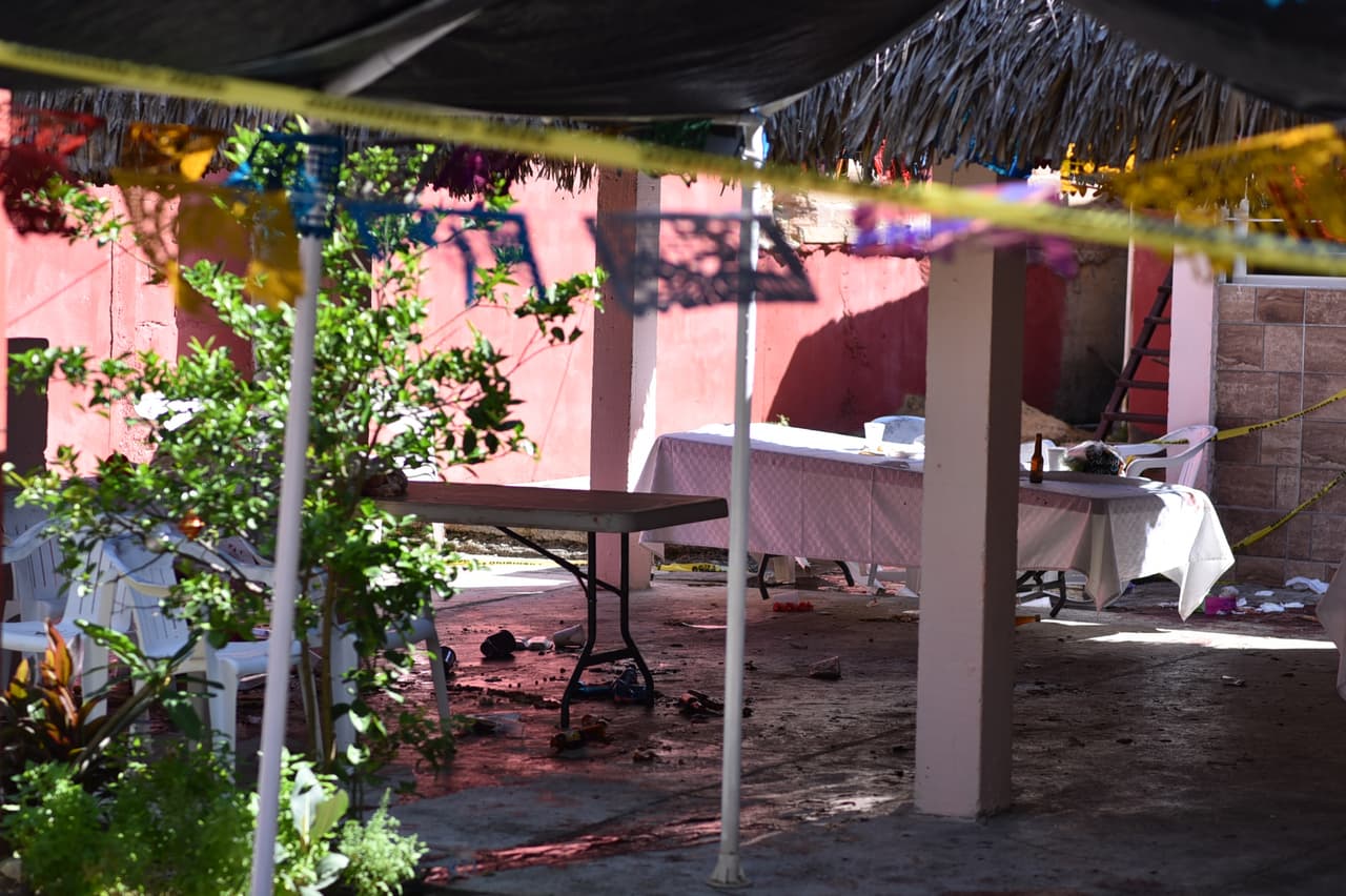 Los pisos de la vivienda quedaron cubiertos de sangre de las víctimas.