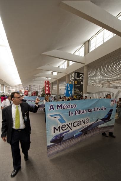 Trabajadores de 'hadling' de la compañía aérea protestaron en el aeropuerto de la capital mexicana para pedir que el gobierno de Felipe Calderón rescate a la empresa, petición que al parecer no será respondida de inmediato.