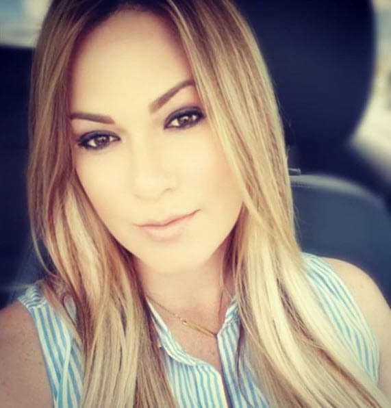 "¿Por qué? Pues porque soy humana, soy mujer, soy mamá y mostrarme tal como soy en los buenos y malos momentos es importante para que cuando me vean fuerte y valiente sepan que no es por mis fuerzas... es por su gracia. Toda la gloria siempre es para él, pues su poder se perfecciona y manifiesta en nuestra debilidad. Es solo la gracia de Dios la que abraza tan fuerte hasta que levanta, por eso en mis días de fortaleza no me vean a mí... es Dios mismo obrando con poder y su incondicional amor tal y como está dispuesto a hacerlo por ti".