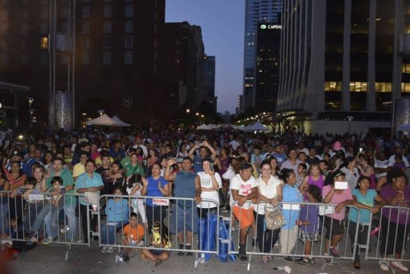 Cientos de personas asistieron a la 21º Fiesta del Pueblo este domingo en el centro de Raleigh. Grandes y pequeños pudieron disfrutar junto a Univision 40 de un ambiente lleno de juegos, antojitos, productos y mucho entretenimiento.