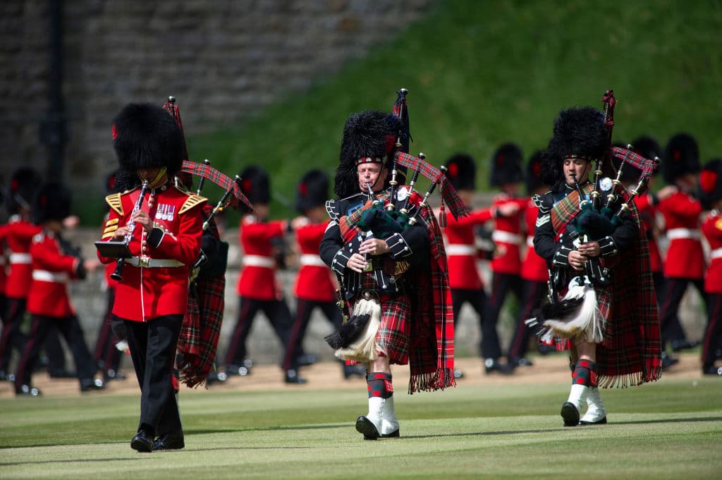 La banda de la División de Hogares, se conforma por las cinco bandas de guardias y el primer batallón de gaitas y tambores de guardias escoceses, informó la fuente.
<br>