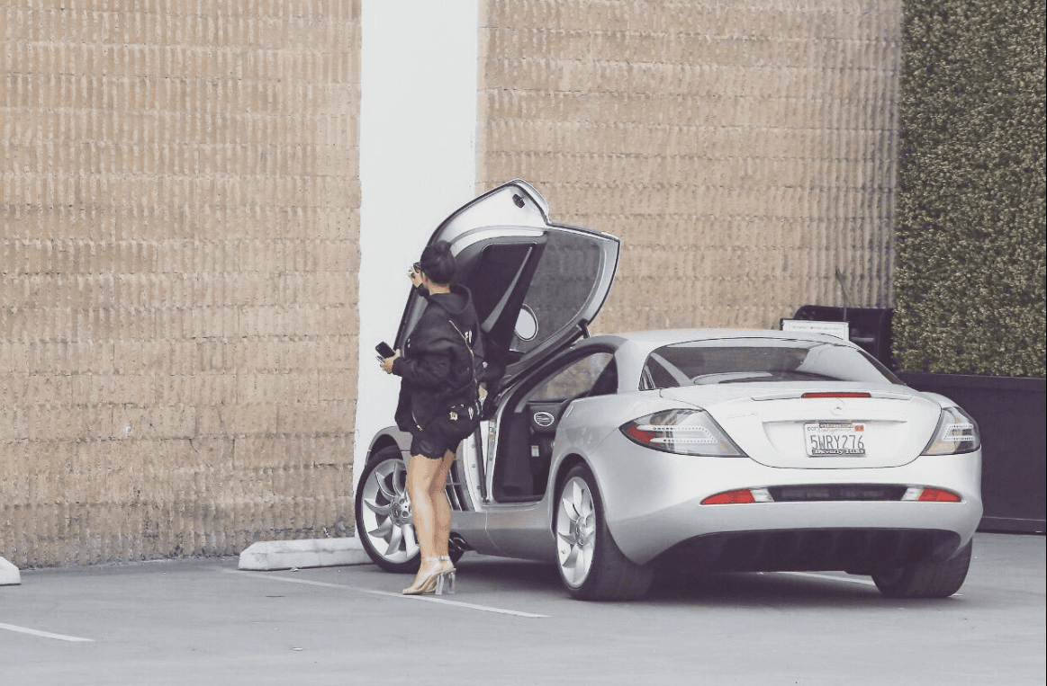 La predilección de Kim Kardashian por los autos de Mercedes-Benz es evidente y notoria. Prueba de ello es que por varios años se ha permanecido fiel a su 
<b>Mercedes-Benz SLR McLaren </b>un modelo que la casa alemana desarrolló con el fabricante/escudería de formula 1 ingles en 2003 para celebrar su colaboración en las pistas de carreras. El SLR dejó de ser producido en 2011 y hoy es un codiciado modelo de colección. Entre otras famosas estrellas de reality que han sido dueñas de este portento automotriz se encuentra el actual presidente de Estados Unidos 
<b><a href="http://www.univision.com/noticias/autos-y-famosos/conoce-a-los-integrantes-del-millonario-garaje-de-donald-trump-fotos" target="_blank">Donald Trump</a></b>. El precio del SLR rondaba los 450,000 dólares.