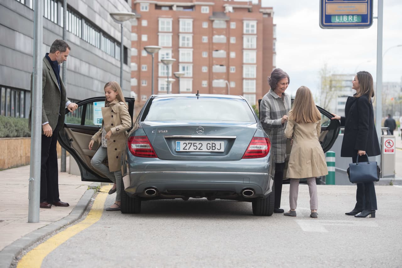 Al día siguiente, el domingo 8, la familia regresó al hospital y esta vez con las infantas. Nuevamente Letizia abrió la puerta del vehículo. En la parte trasera viajaba la abuela con sus nietas.