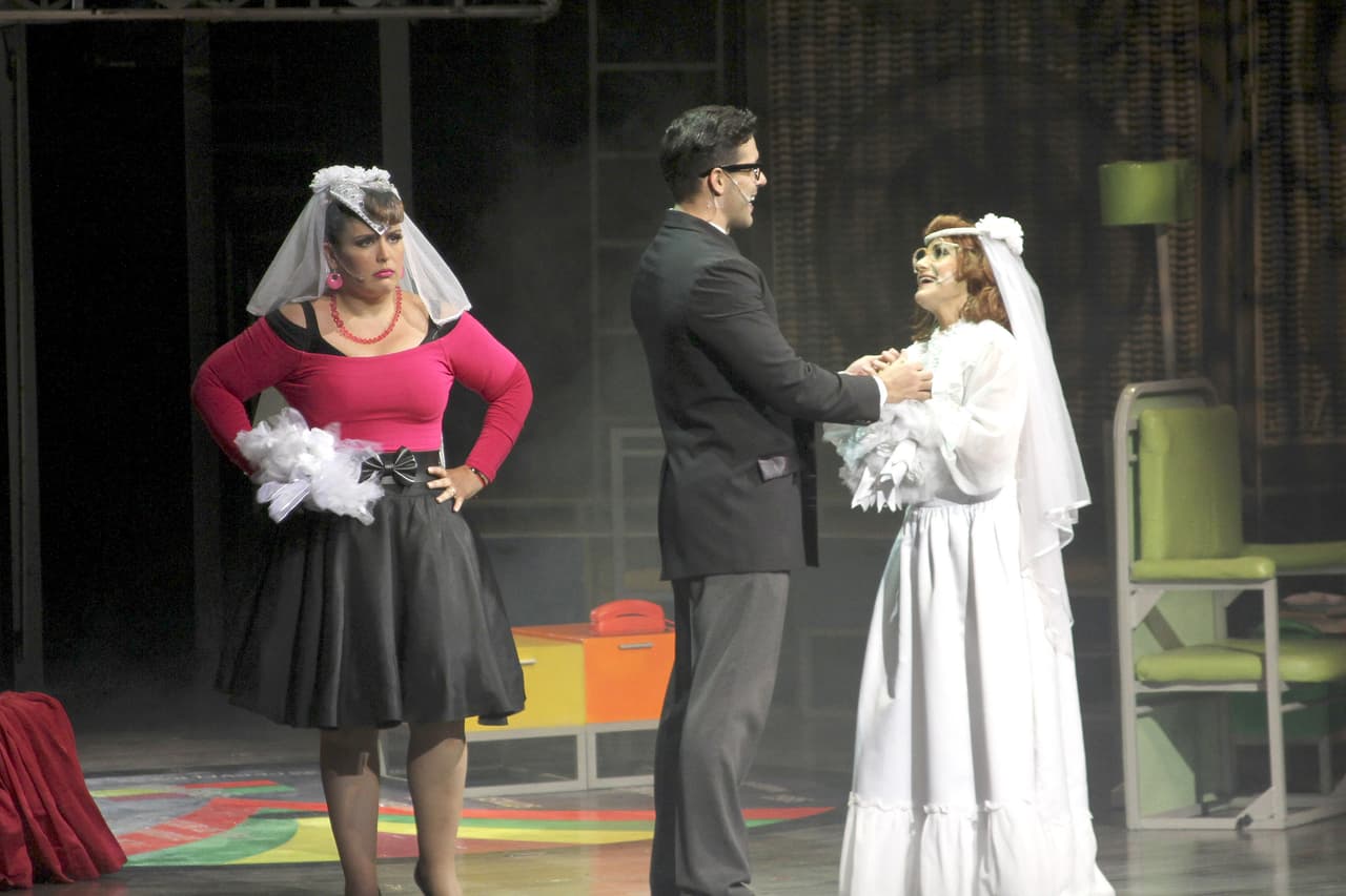 La hija de Angélica María recalcó que sus compañeros actores de Broadway no son “millonarios” como la gente que la atacó cree.
<br>