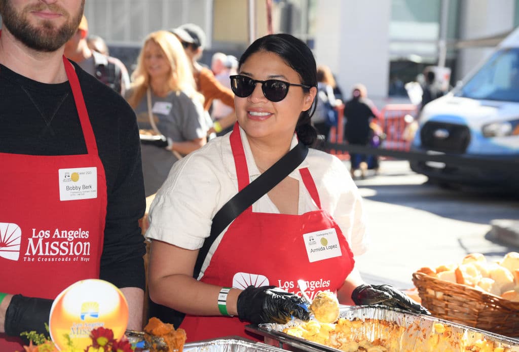 La organización vecinal AOC7, por ejemplo, llevó a cabo su cuarto sorteo anual de cena de Acción de Gracias en Long Beach, donde distribuyeron 250 pavos y otros artículos para la cena de forma gratuita. En la imagen aparece Armida Lopez.