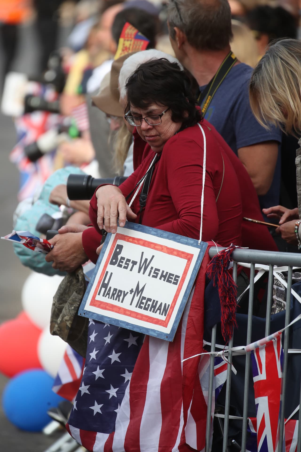 Ciudadanos de distintas partes del mundo se han unido a los británicos en Windsor para ser testigos de la boda y desearle lo mejor a la pareja.