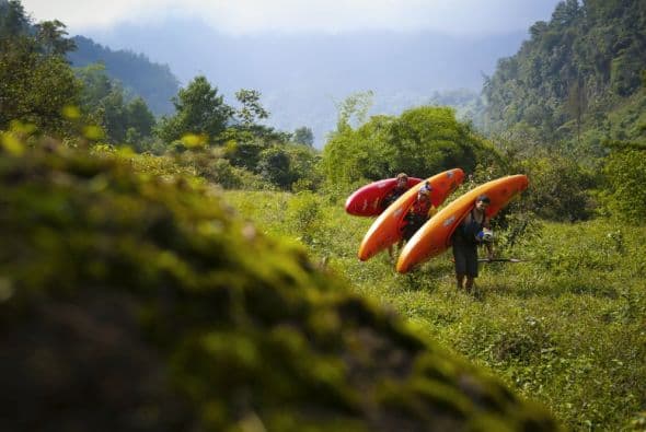Joel Kowalski, Dane Jackson y Rafa Ortiz salen con sus kayaks durante el Primer Descenso Red Bull: Proyecto Michoacán, en Tlapacoyan, VE, México, 21 de Noviembre, 2013.