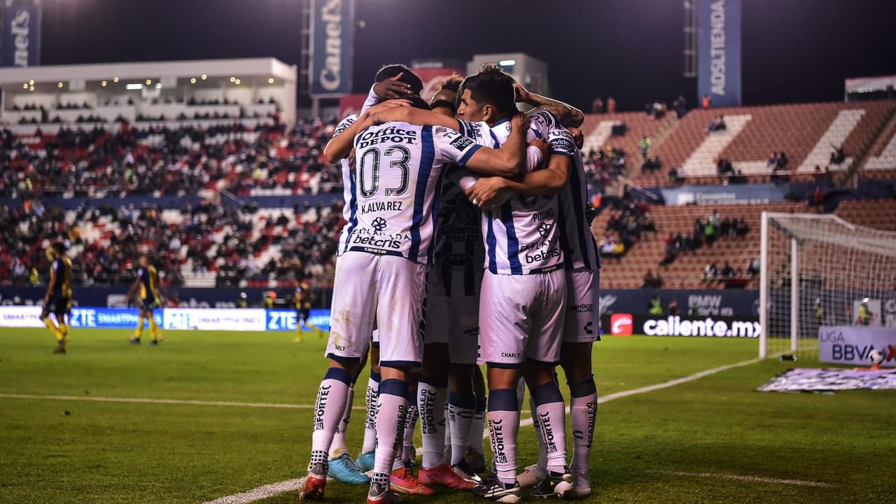 Jugadores del Pachuca reunidos; tendrán dos bajas ante Chivas.