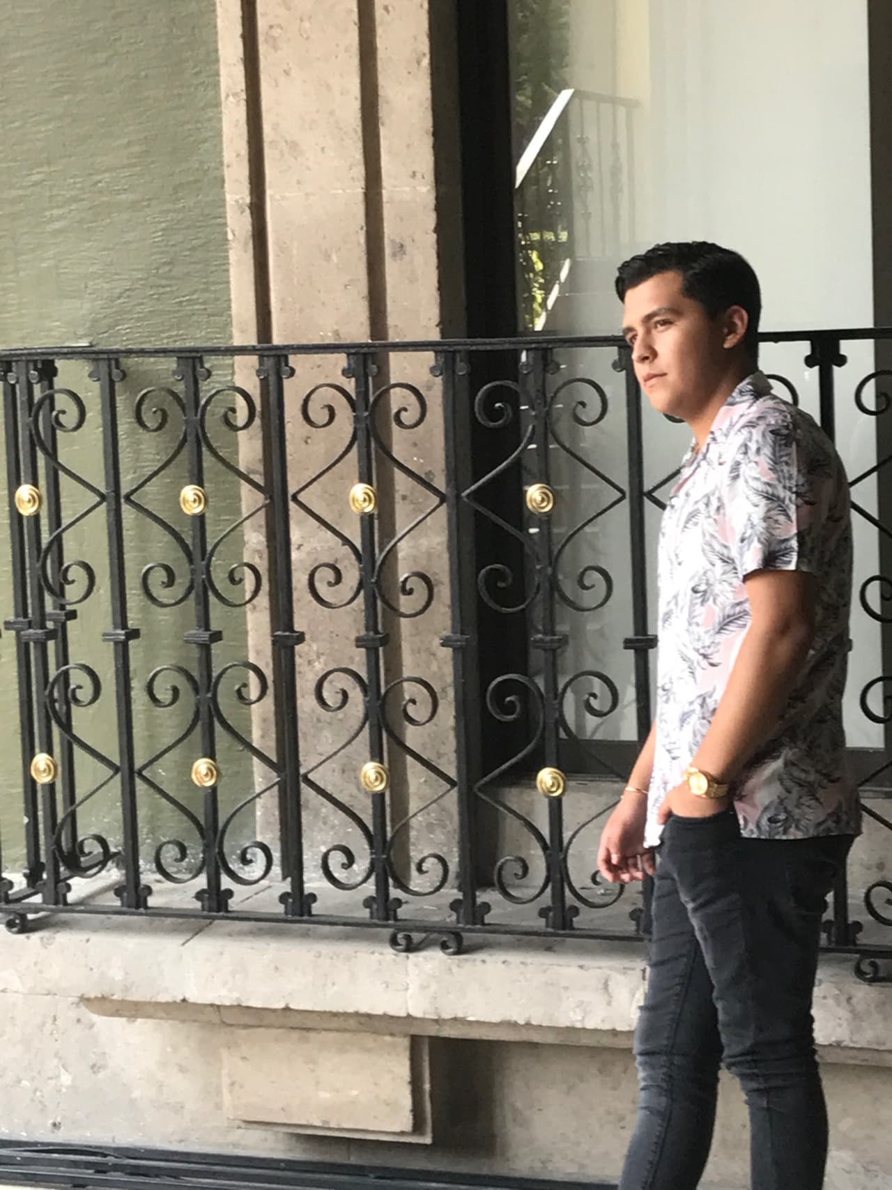 Muy serio para las fotos, pero a pesar de esto, confesó que le gusta posar.