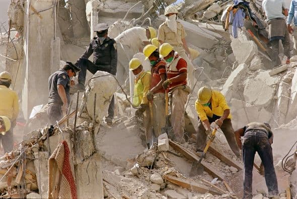 Una ceremonia este domingo, en que la bandera de México será puesta a media asta por el presidente Felipe Calderón en memoria de las víctimas, marcará el inicio de la conmemoración, mientras el lunes el gobierno de la ciudad hará un simulacro de sismo que incluirá la evacuación de 6,000 inmuebles, entre ellos oficinas públicas y escuelas.