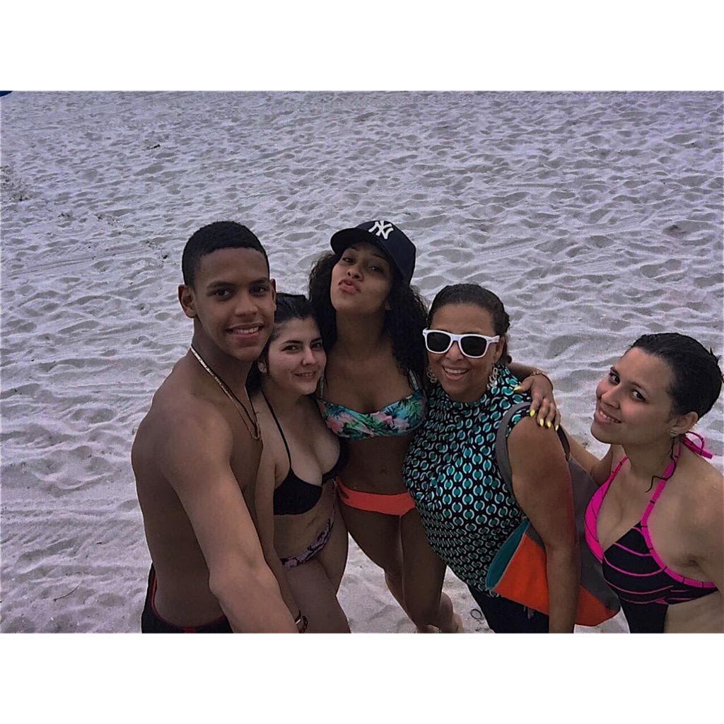 "3 cosas que hace mi familia única es amor, sobre llevar las cosas en paz y mucha armonía", compartió @AdaEspinisa_.