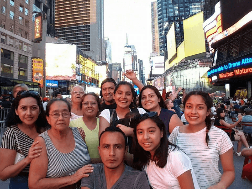 "Mi familia después de 17 años, vinieron de diferentes lugares. Mamá desde México, primera vez en USA", compartió @noeco77.