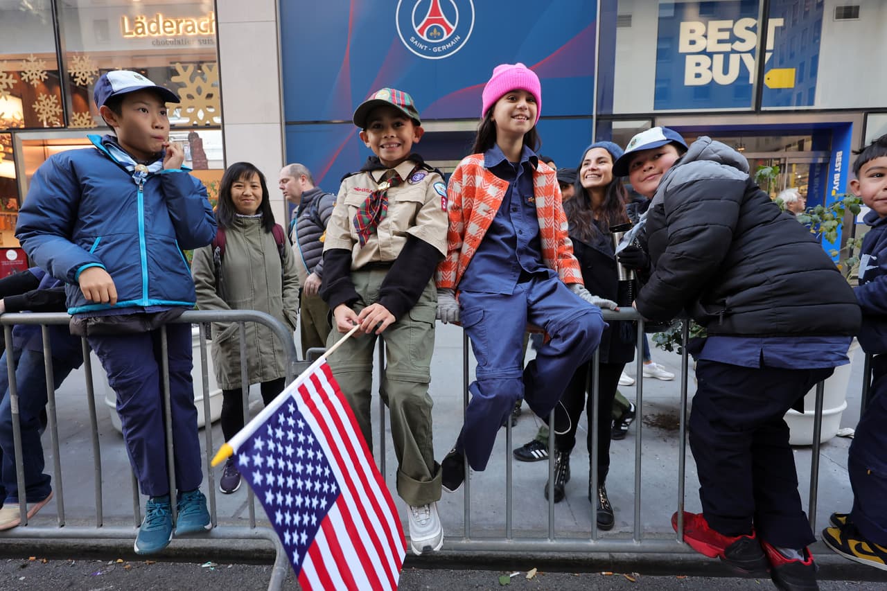 Niños, boy scouts y personas de todas las edades fueron a ver el desfile.