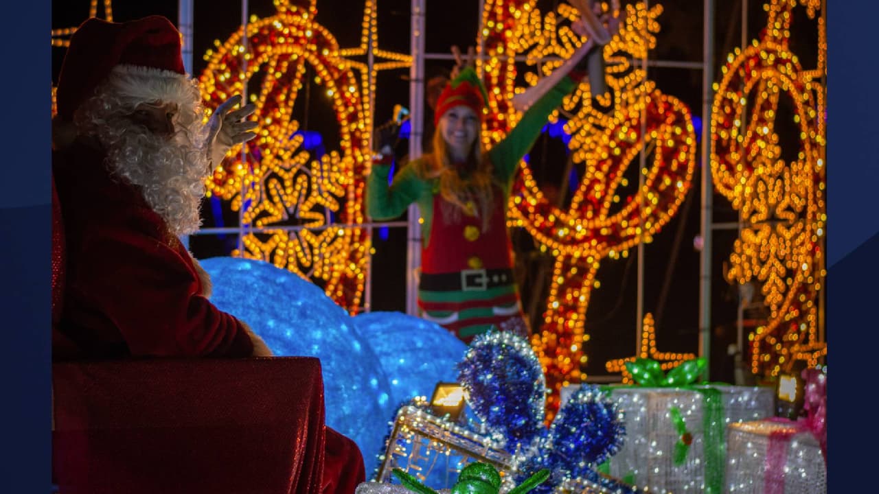 La experiencia navideña corre por más de una milla y cuanta con más de 5 millones de luces.