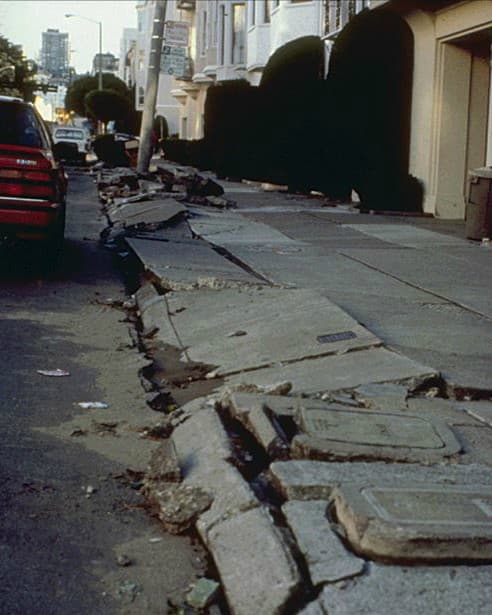 La ruptura de la Falla de Hayward provocaría 
<a href="https://www.univision.com/local/san-francisco-kdtv/usgs-preve-decadas-de-mayor-actividad-sismica-a-causa-de-una-sequia-de-terremotos-en-california" target="_blank">una onda sísmica desde Richmond hasta Fremont</a>. En las zonas más cercanas a la falla, el suelo se desplaza entre 3 y 5 pies casi de inmediato, rompiendo las tuberías que corren por el subsuelo y generando daños en todo el tendido del suministro eléctrico.